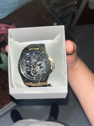 Reloj Guess negro y dorado