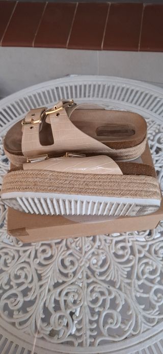 Sandalias Stradivarius beige