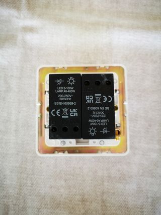 Interruptor doble regulador más caja de pared.