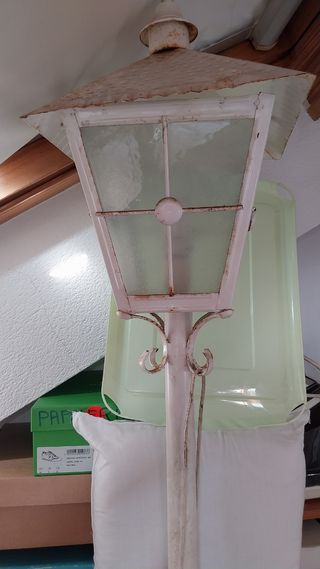 Farola blanca antigua de metal y cristal