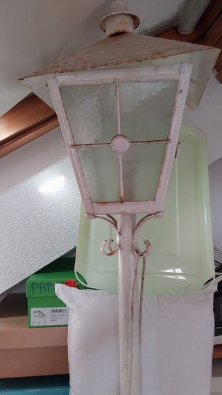 Farola blanca antigua de metal y cristal