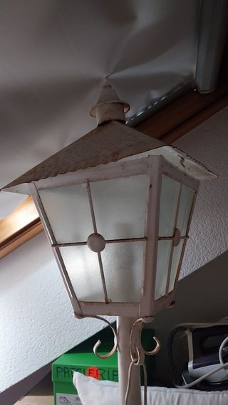 Farola blanca antigua de metal y cristal