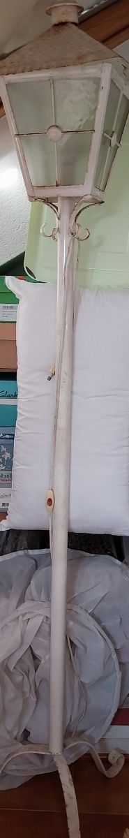 Farola blanca antigua de metal y cristal