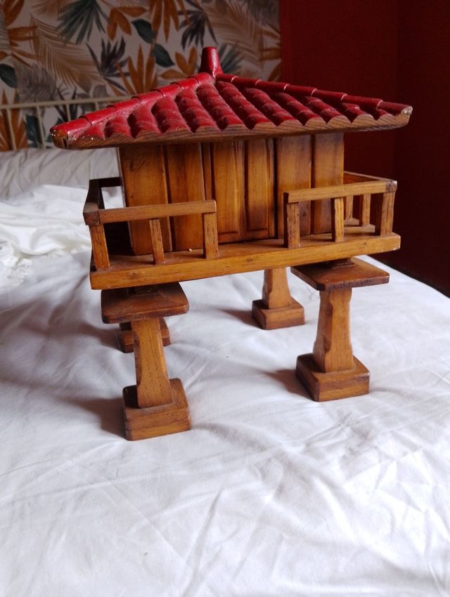 Horreo madera rojo-marrón