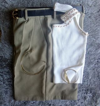Top blanco detalle cadena dorada 