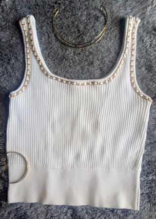 Top blanco detalle cadena dorada 