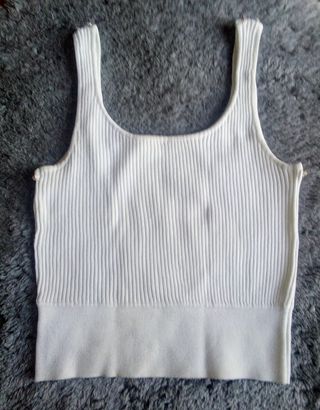 Top blanco detalle cadena dorada 