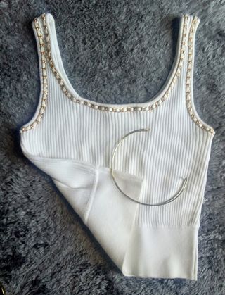 Top blanco detalle cadena dorada 