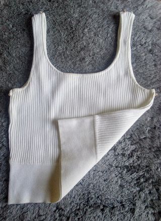 Top blanco detalle cadena dorada 