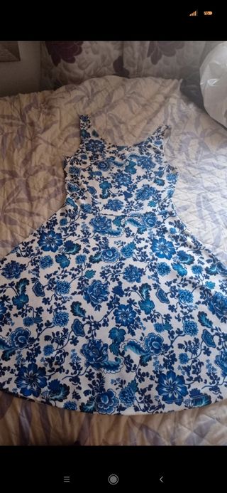 Vestido floral azul y blanco