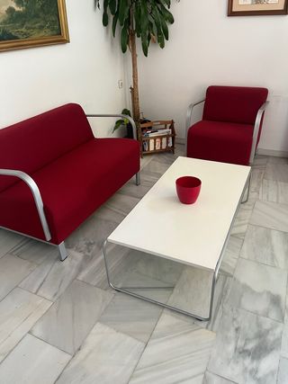 2 sillones rojos y mesa blanca