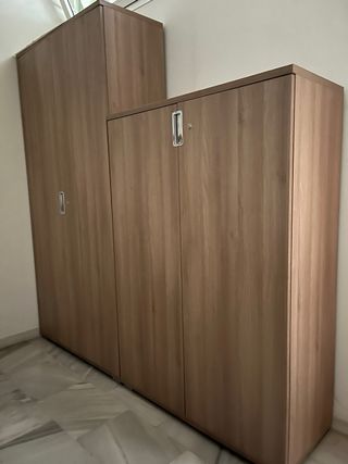 2 sillones rojos y mesa blanca