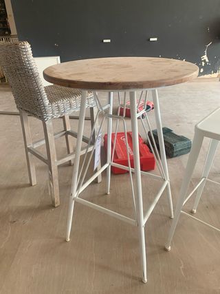 Mesa alta blanca con sobre madera