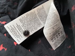 Camisa de hombre negra con estampado de flamencos