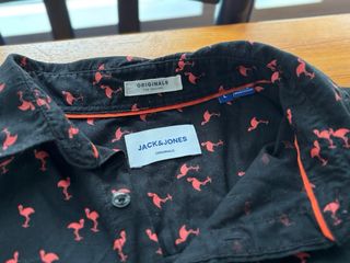 Camisa de hombre negra con estampado de flamencos