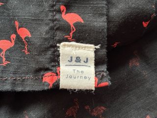Camisa de hombre negra con estampado de flamencos