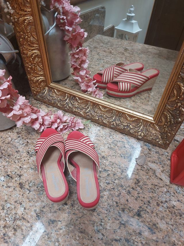 Cuñas rojas y beige a rayas