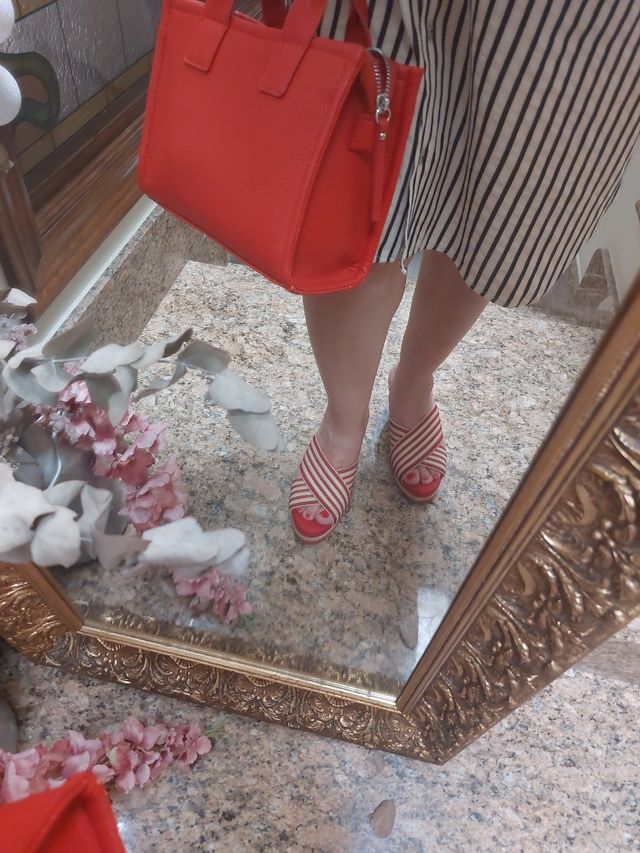 Cuñas rojas y beige a rayas