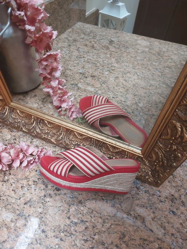 Cuñas rojas y beige a rayas