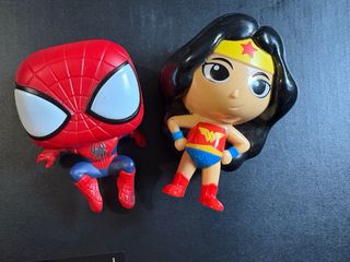 Figuras Wonder Woman y SpiderMan