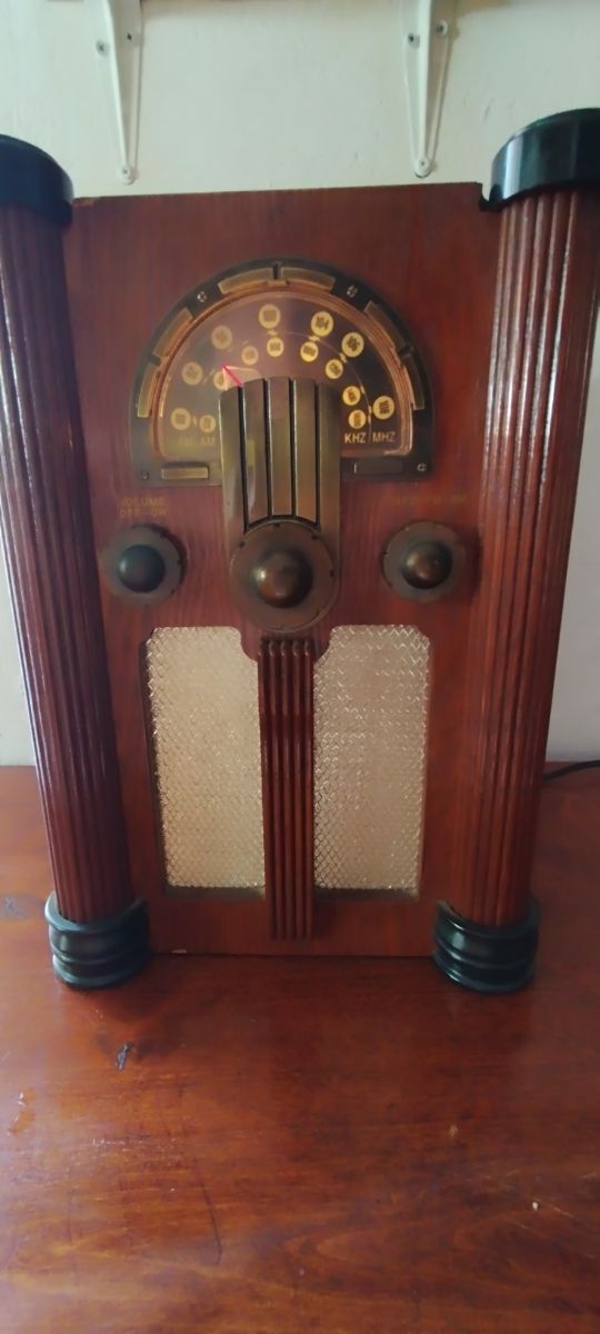 Radio vintage vecchio stile
La voce debole funziona 