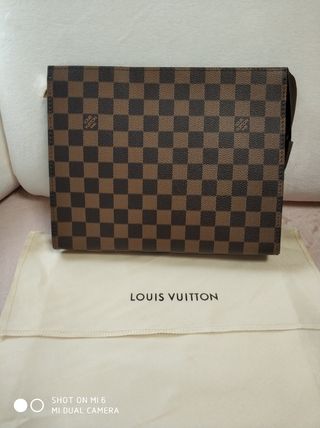 Clutch Louis Vuitton marrón