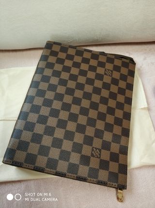 Clutch Louis Vuitton marrón