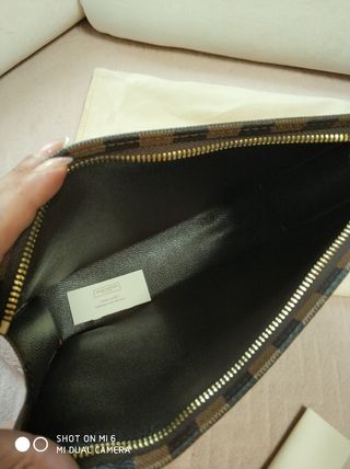 Clutch Louis Vuitton marrón
