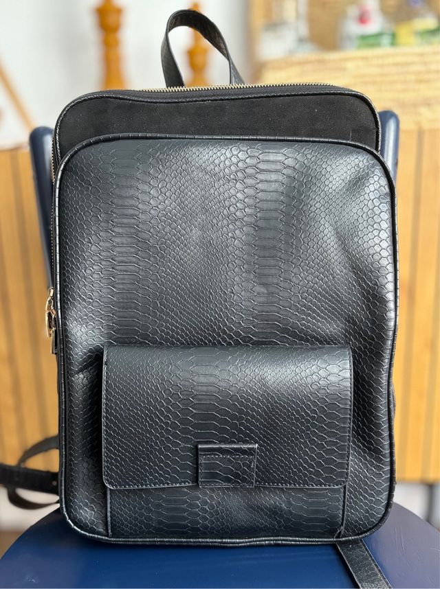 Mochila negra Parfois - Piel Serpiente