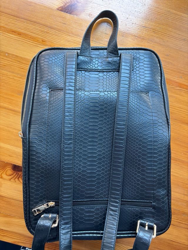 Mochila negra Parfois - Piel Serpiente