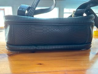 Mochila negra Parfois - Piel Serpiente