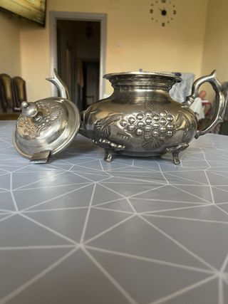 Tetera antigua de metal plateado