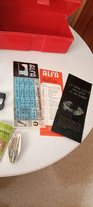 Antigua caja con accesorios Alfa.