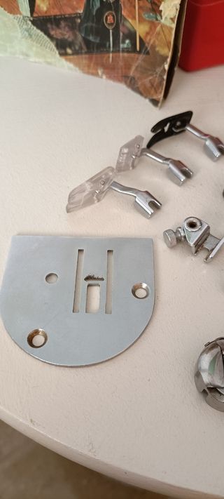 Antigua caja con accesorios Alfa.