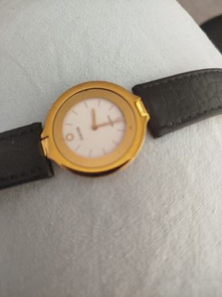 Reloj Racer dorado...la pulsera es de piel negra.