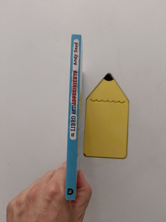 El libro antiaburrimiento: Ilustrado por Scott ...