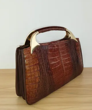 Bolso de cocodrilo marrón