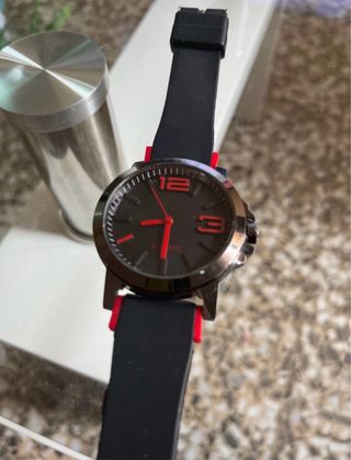 Reloj deportivo negro y rojo