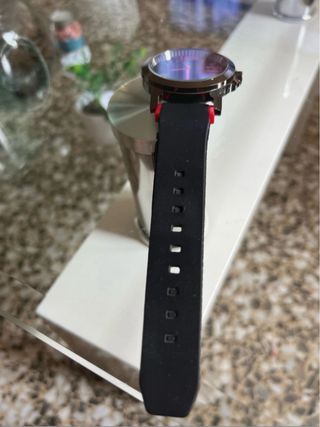 Reloj deportivo negro y rojo