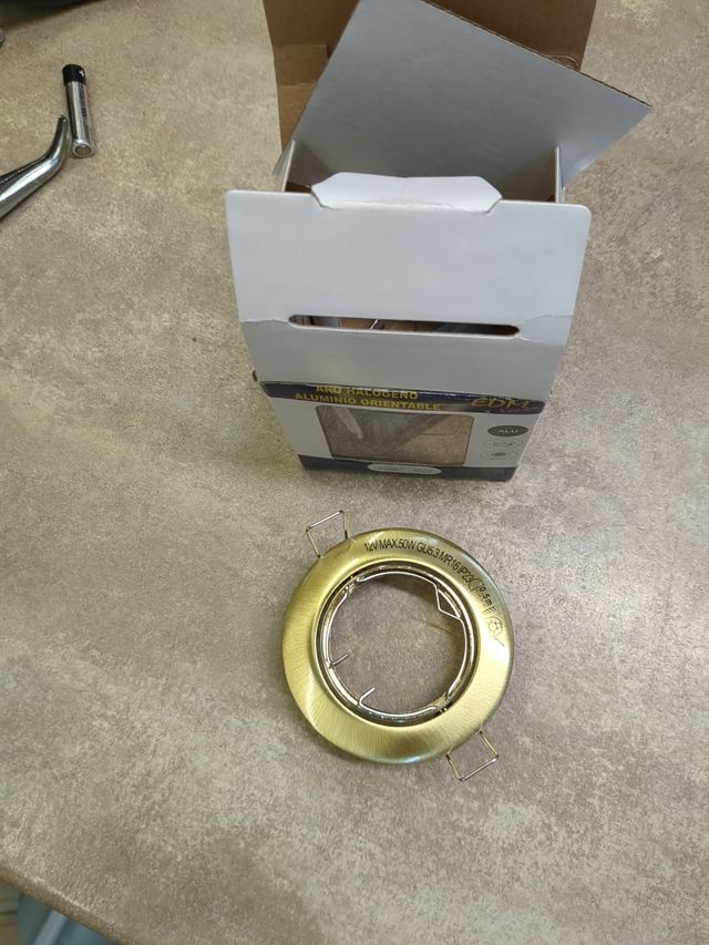 Aro halógeno dorado orientable x7