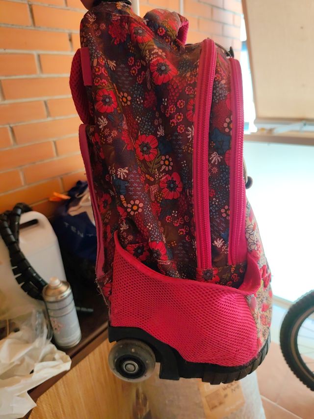 Mochila infantil ruedas flores Busquets 
