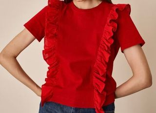 T-shirt rossa Lazzari.
