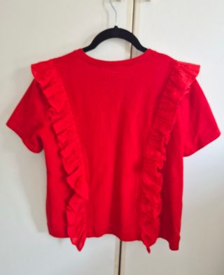 T-shirt rossa Lazzari.
