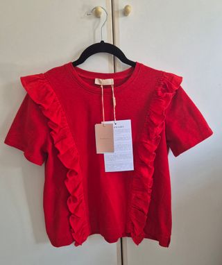 T-shirt rossa Lazzari.
