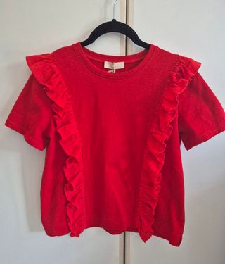 T-shirt rossa Lazzari.
