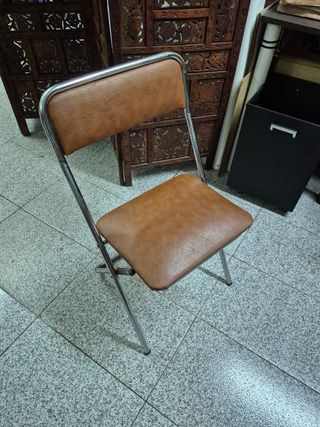 Silla plegable marrón y metal