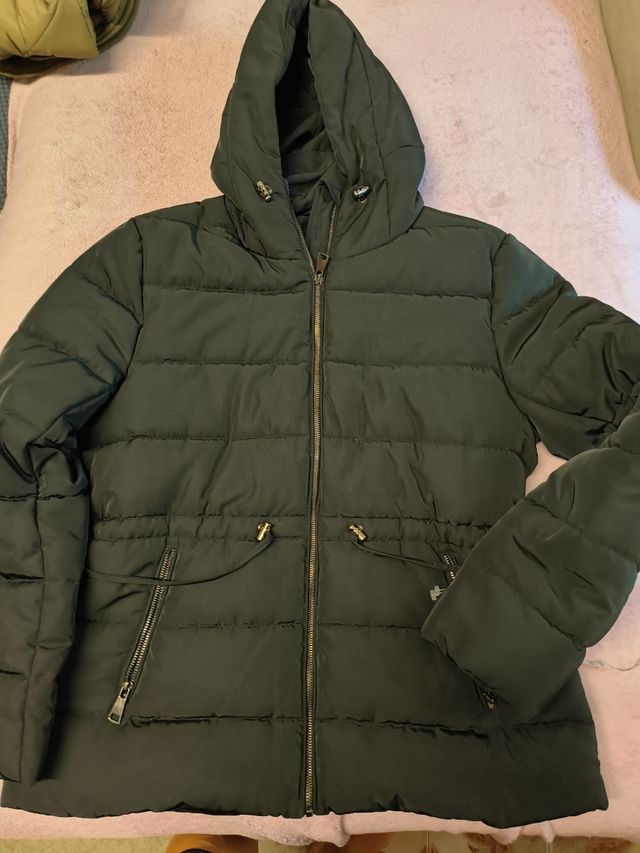 Abrigo acolchado negro con capucha