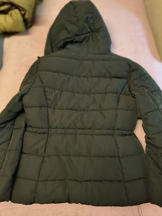 Abrigo acolchado negro con capucha