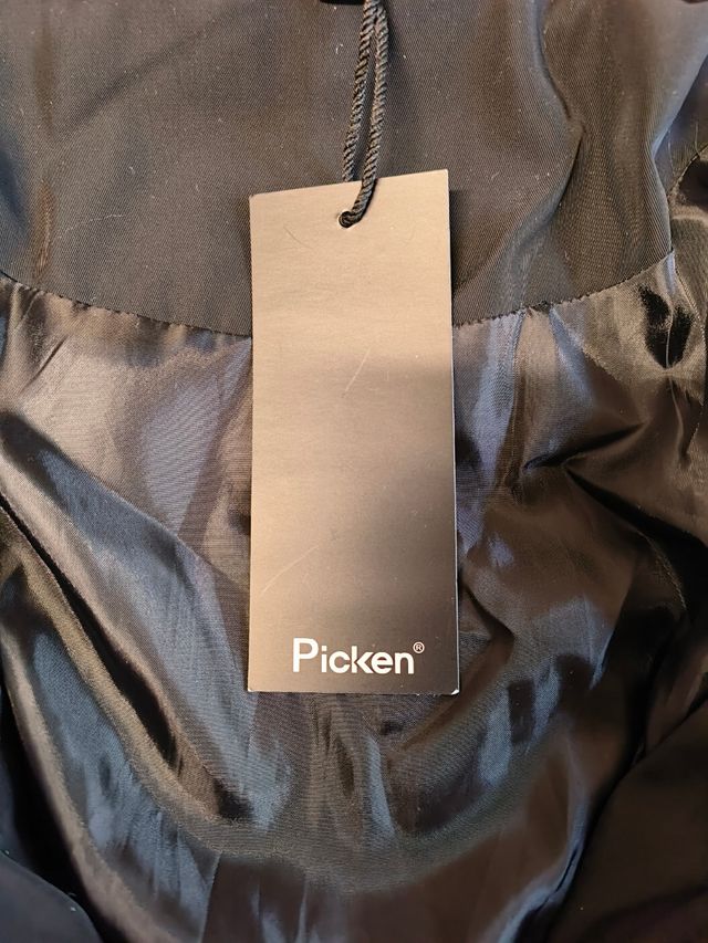 Abrigo acolchado negro con capucha