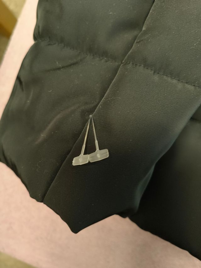 Abrigo acolchado negro con capucha